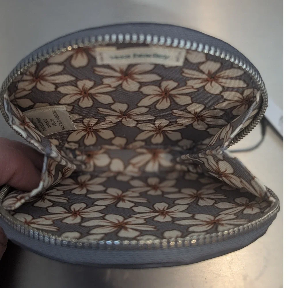 Vera Bradley Gray Faux Leather‎ Essential Round Coin Purse Daisy Zip Pouch NWT - Picture 2 of 6